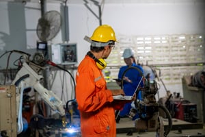 manufacturers-working-in-factory